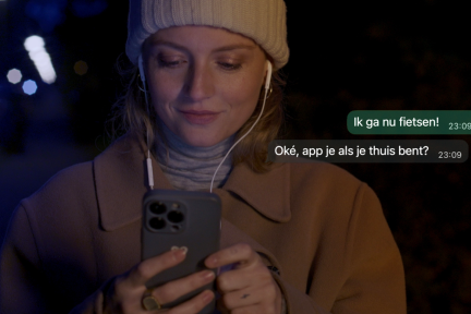 Vrouw die op haar telefoon kijkt