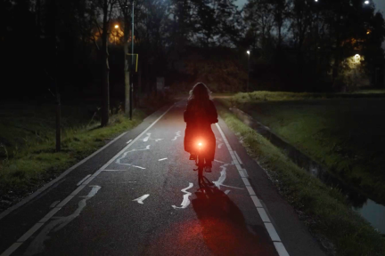Hier op de fiets is Merel altijd alert