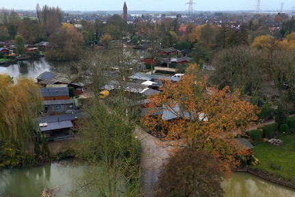 Afbeelding met daarop een vakantiepark van bovenaf