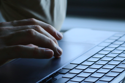Iemand is het internet aan het browsen op een laptop