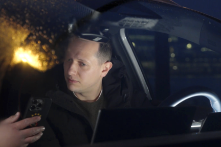 Jos de Groot van Pointer in gesprek met een glazenwasser uit Zaandam. 