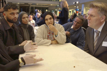 Burgemeester Jan Hamming in gesprek met bewoners van de wijk Poelenburg. 