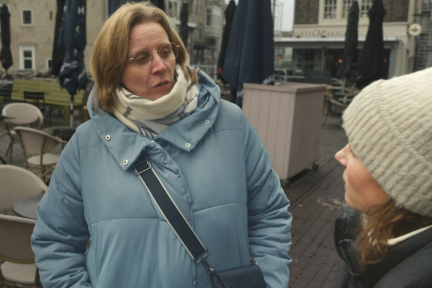Afbeelding met daarop presentator Marijn Frank en Corine