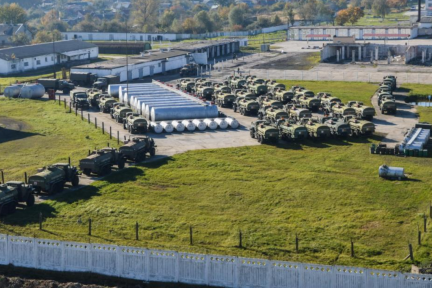 Trucks op een Russische militaire basis