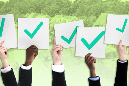 Burgers houden borden omhoog met daarop groene vinkjes