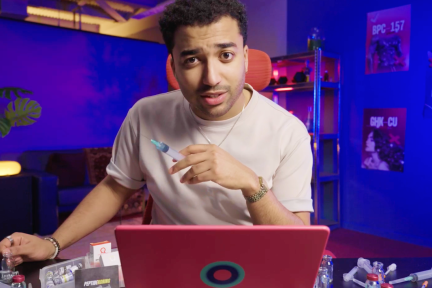 Presentator Benji Heerschop met een flesje peptiden en een naald.