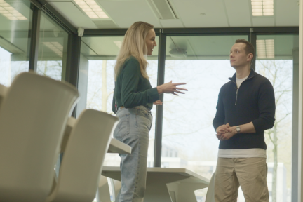 Jos in gesprek met relatiewetenschapper Tilla Pronk