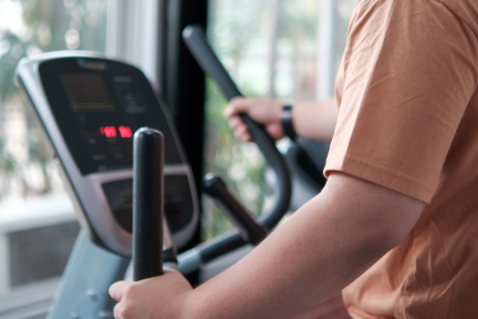 Header met daarop een sportende jongere