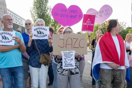 Voorstanders voor de komst van vluchtelingen demonstreren