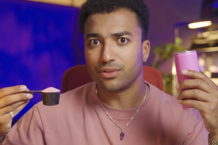 Pointer Checkt-presentator Benji houdt een maatschep met pre-workout en een blikje energydrank vast
