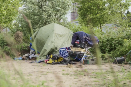 Een dakloze man overnacht in een tent