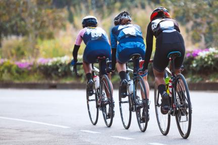 Drie wielrenners op de weg