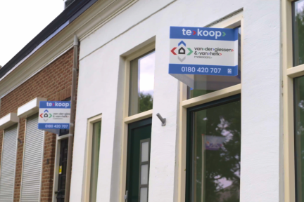 Aan de dijk in Moerdijk staan meerdere huizen naast elkaar te koop
