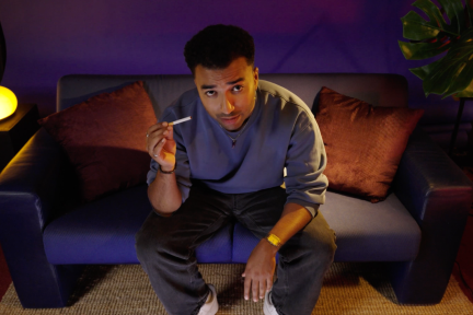 Benji zit in de studio en heeft een niet-aangestoken sigaret in zijn hand.