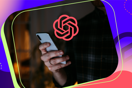 Iemand houdt een smartphone vast, met het logo van Chatgpt ernaast.