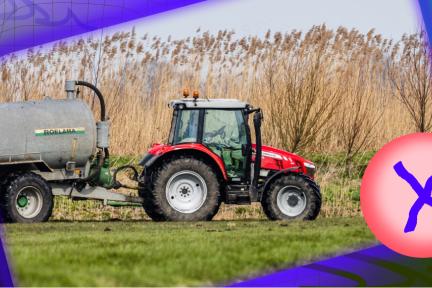 Tractor in een weiland
