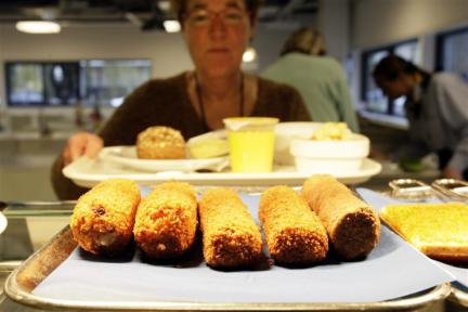 Kroketten en snacks in een bedrijfskantine. / ANP foto