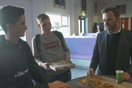Scholieren eten pizza in de gezonde schoolkantine / KRO-NCRV
