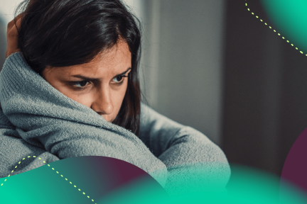 Vrouw kijkt somber vooruit
