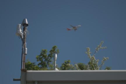 Vliegtuig boven meetstation Oude Meer-Aalsmeerderdijk / De Monitor