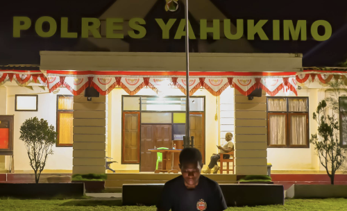 Foto van voorzijde van politiekantoor in Yahukimo