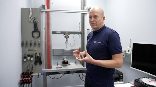 Niels van Pelt legt uit hoe de trekbank werkt.  