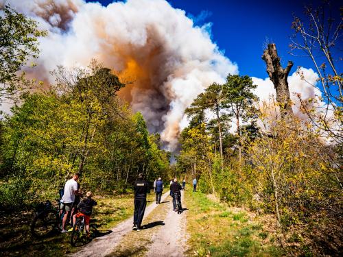 Toeschouwers bij de brand