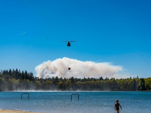Helikopter haalt bluswater uit het meer