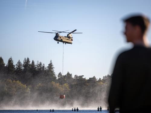 Helikopter haalt bluswater uit het meer