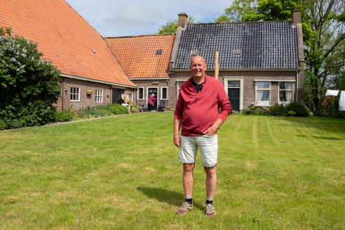 Boer Rendert voor zijn ouderlijk huis