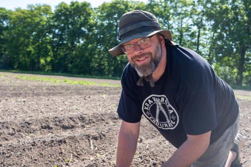 Biologische boer Arjan op het land