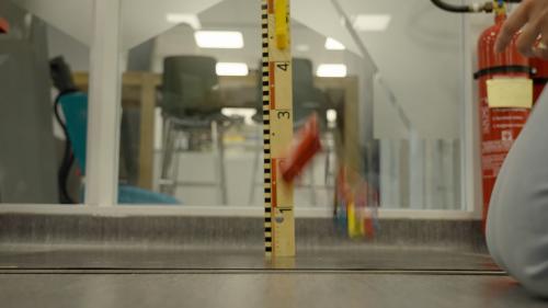 Bij een valtest wordt de gemiddelde lengte van een kind aangehouden.  