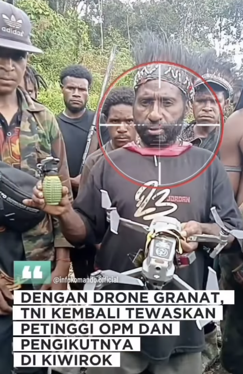 Foto van meerdere Papoeavrijheidsstrijders, de leider draagt een traditionele tooi en houdt een drone vast met vier propellers en een granaat. Op het gezicht van de leider staat een doelwit