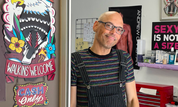Piercer Illy in zijn winkel