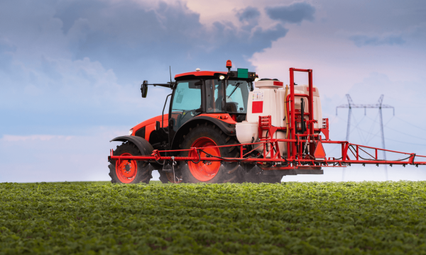 Het bespuiten van de landbouw met fungicide.