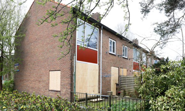 Een lege rijtjeswoning in het land, er staan 90.000 woningen langdurig leeg