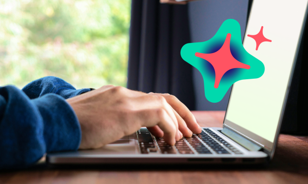 Iemand typt achter de laptop met een logo'tje van de chatbot in beeld