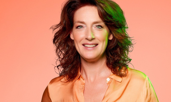 Afbeelding met daarop presentator Ghislaine Plag