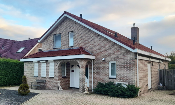 Vakantiehuizen van steen, zouden geschikt zijn voor permanente bewoning