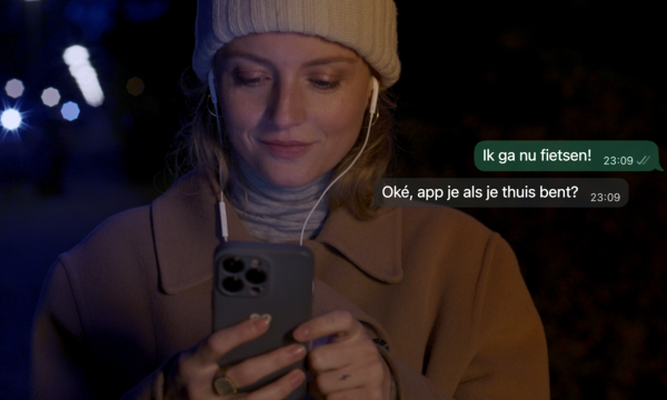 Vrouw die op haar telefoon kijkt