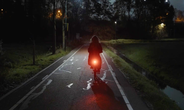 Hier op de fiets is Merel altijd alert