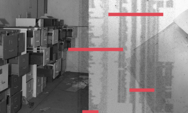 Afbeelding met daarop oude dossier-kasten en documenten