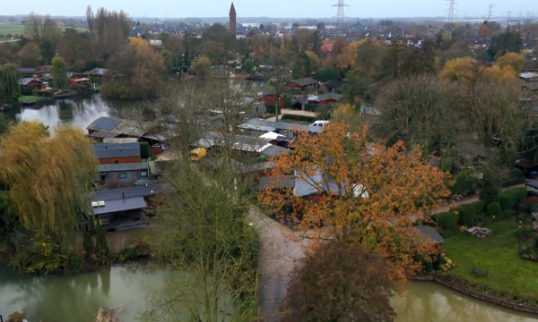 Afbeelding met daarop een vakantiepark van bovenaf