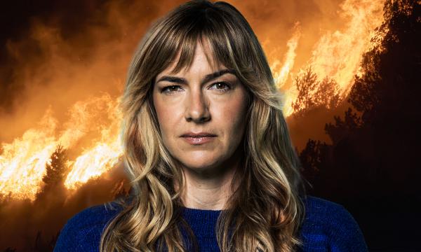 Presentator Marijn Frank voor een natuurbrand