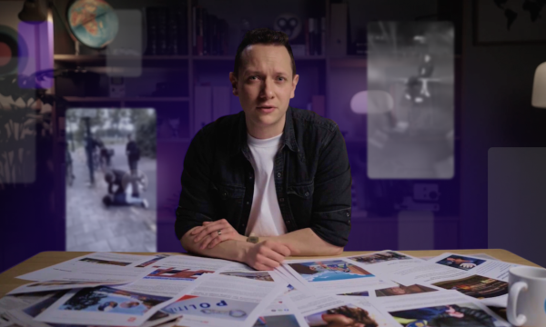 Presentator Jos de Groot bekijkt krantenartikelen