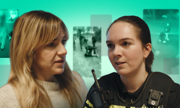 Afbeelding met daarop Marijn Frank en een jeugdagent