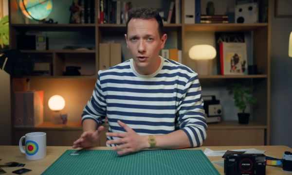 Afbeelding met daarop presentator Jos de Groot