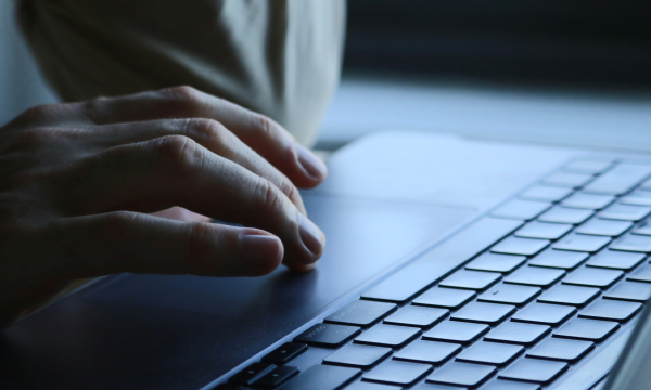 Iemand is het internet aan het browsen op een laptop