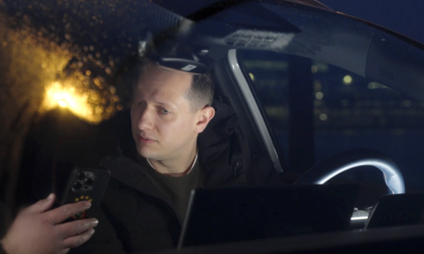 Jos de Groot van Pointer in gesprek met een glazenwasser uit Zaandam. 