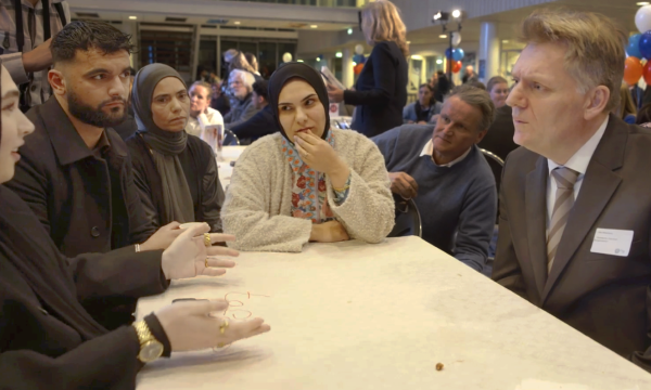 Burgemeester Jan Hamming in gesprek met bewoners van de wijk Poelenburg. 
